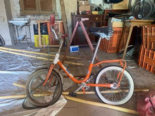 Bicicleta antigua naranja