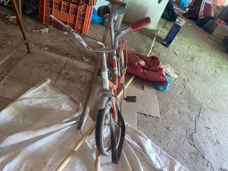 Bicicleta antigua naranja