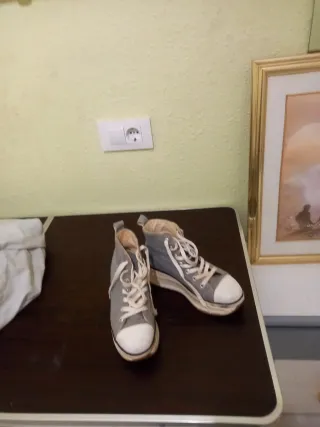 Zapatillas grises y blancas