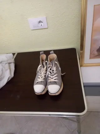Zapatillas grises y blancas