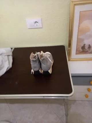 Zapatillas grises y blancas