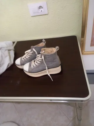 Zapatillas grises y blancas