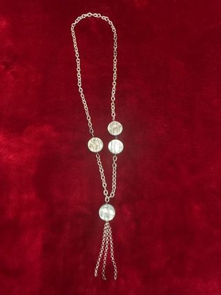 Collar plateado con colgante de perla