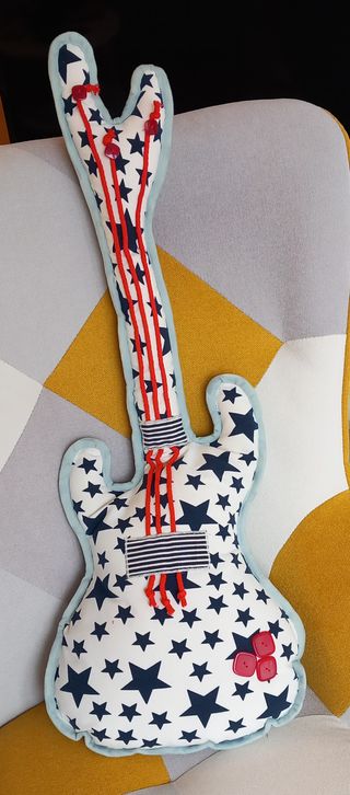 Cojín gato / guitara hecho a mano