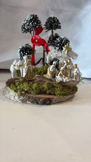 Piccolo presepe in plastica e legno