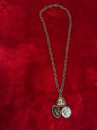 Collar dorado con colgante de piedras