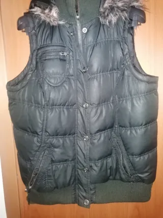 Colete impermeável preto de capuz c/pêlo castanho