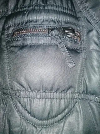 Colete impermeável preto de capuz c/pêlo castanho