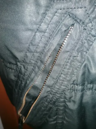 Colete impermeável preto de capuz c/pêlo castanho