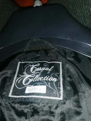 Colete impermeável preto de capuz c/pêlo castanho