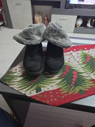 Botas de pelo negras y grises