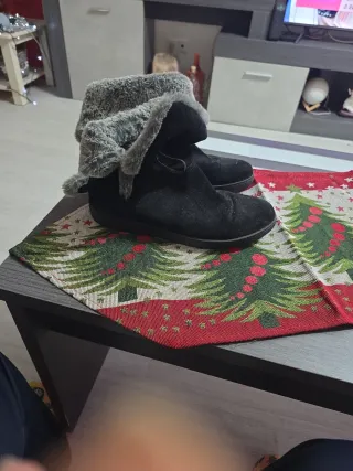 Botas de pelo negras y grises