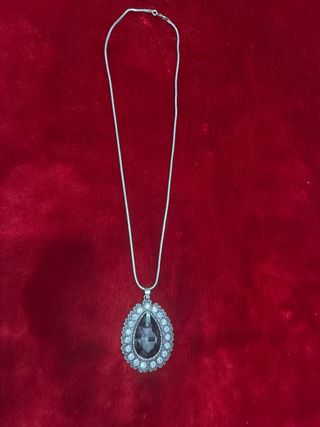 Collar con colgante de lágrima