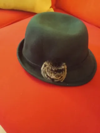 Sombrero verde con detalle de plumas