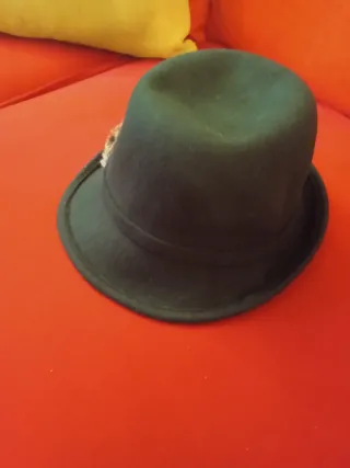 Sombrero verde con detalle de plumas
