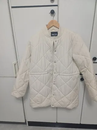 Anorak beige acolchado Pieces ajustable
