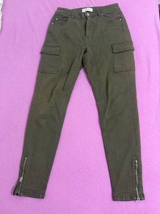 Pantalones cargo verde oscuro con cremallera