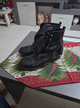 Botas negras charol efecto cocodrilo