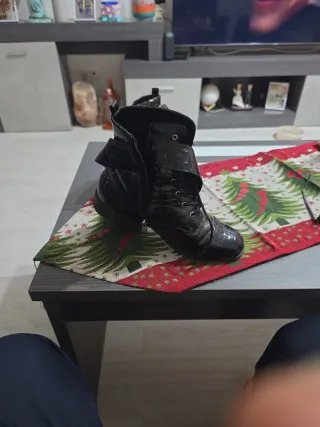 Botas negras charol efecto cocodrilo