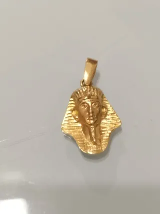 Colgante de oro estilo faraón