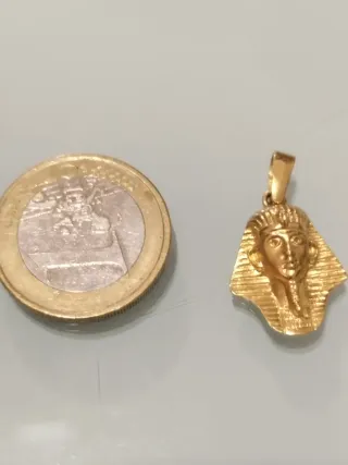 Colgante de oro estilo faraón