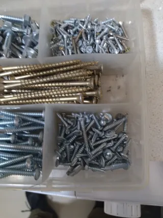 Caja de tornillos cabeza plana y rosca chapa 2,3 k