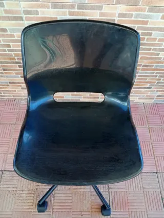 Silla de oficina negra con ruedas