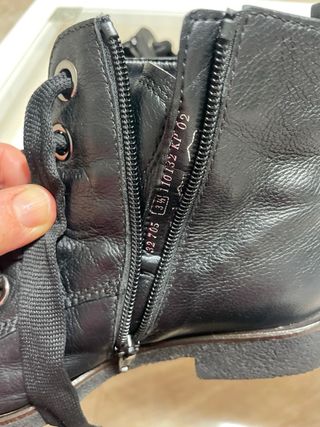 Botines negros con cordones y cremallera
