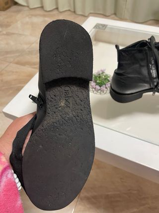 Botines negros con cordones y cremallera