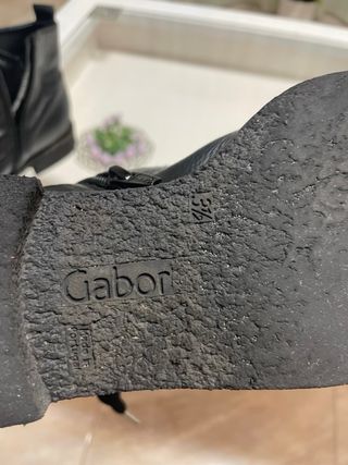 Botines negros con cordones y cremallera