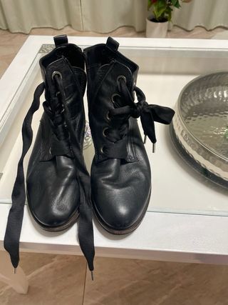 Botines negros con cordones y cremallera