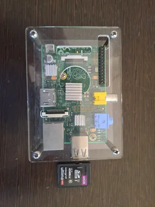 Raspberry Pi + carcasa + SD 32Gb