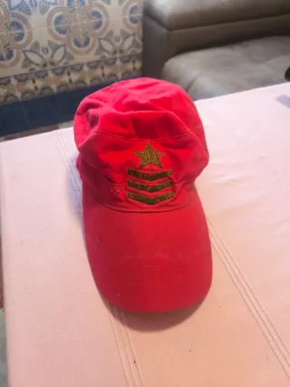 Gorra militar roja con estrella