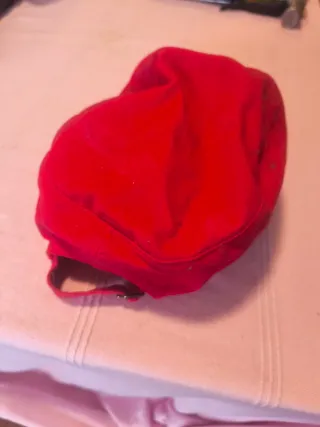 Gorra militar roja con estrella