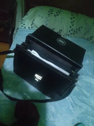 Maletín de piel negro