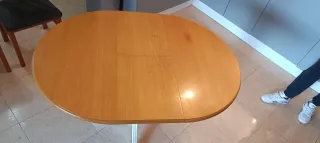 Mesa de comedor extensible madera con tres sillas