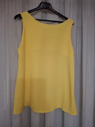 Blusa sin mangas amarilla tipo campana