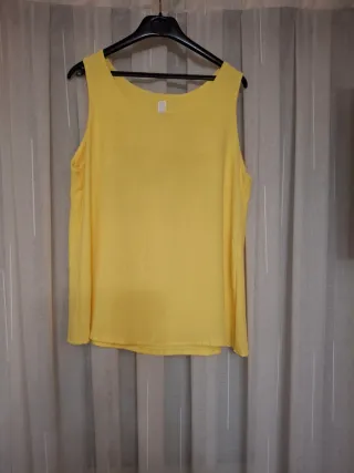 Blusa sin mangas amarilla tipo campana