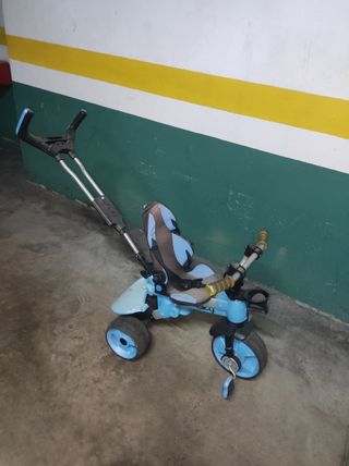 Triciclo infantil azul con mango parental