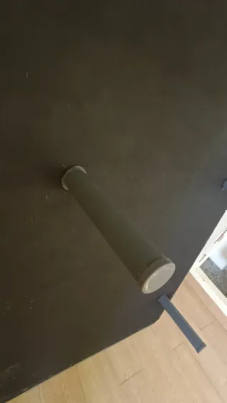 Base tapizada 1.90 x 1.50 con patas incluidas.