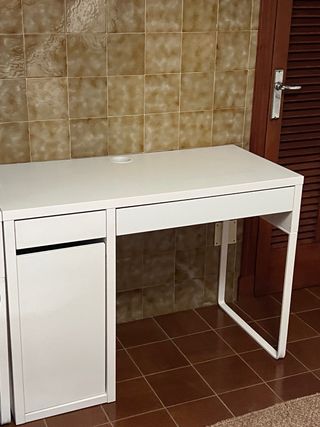 Escritorio blanco con cajones y pasacables