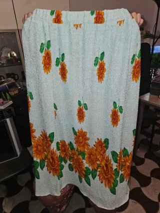 Vestito con ciondolo e stampa floreale