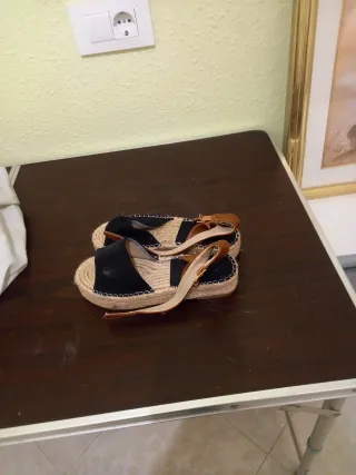 Sandalias cuña beige y negras