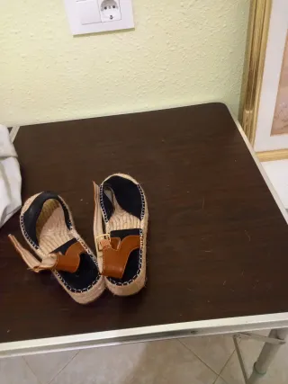 Sandalias cuña beige y negras