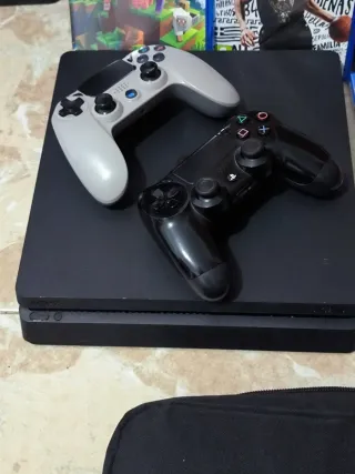 PS4 + 7 juegos+ mandos + bolso