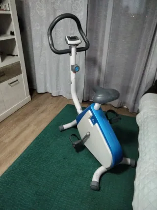 Bicicleta Estática Azul y Blanca