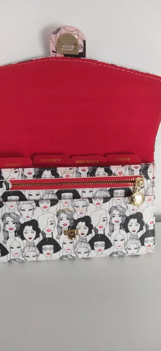 Portadocumentos con diseño de mujeres
