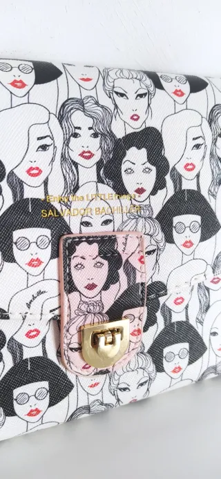 Portadocumentos con diseño de mujeres