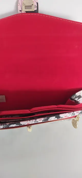 Portadocumentos con diseño de mujeres