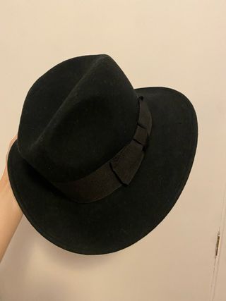 Sombrero negro de fieltro